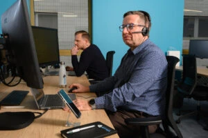 Technicien en infogérance surveillant et maintenant des systèmes pour assurer une disponibilité maximale
