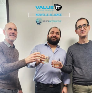 La signature de l'alliance stratégique entre le Groupe Value IT et ID-SYS INFORMATIQUE, symbolisant la collaboration renforcée dans les domaines de la sécurité, des infrastructures, et des télécommunications