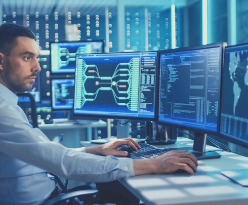 Audit informatique pour PME, représentant des professionnels analysant des ressources IT