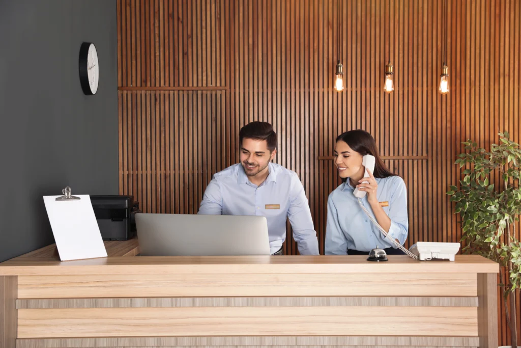 Solution 3CX pour l’hôtellerie : téléphonie intégrée au PMS hôtelier, identification des clients, Live Chat, WhatsApp, Facebook Messenger, et automatisation des réservations pour une expérience client fluide.
