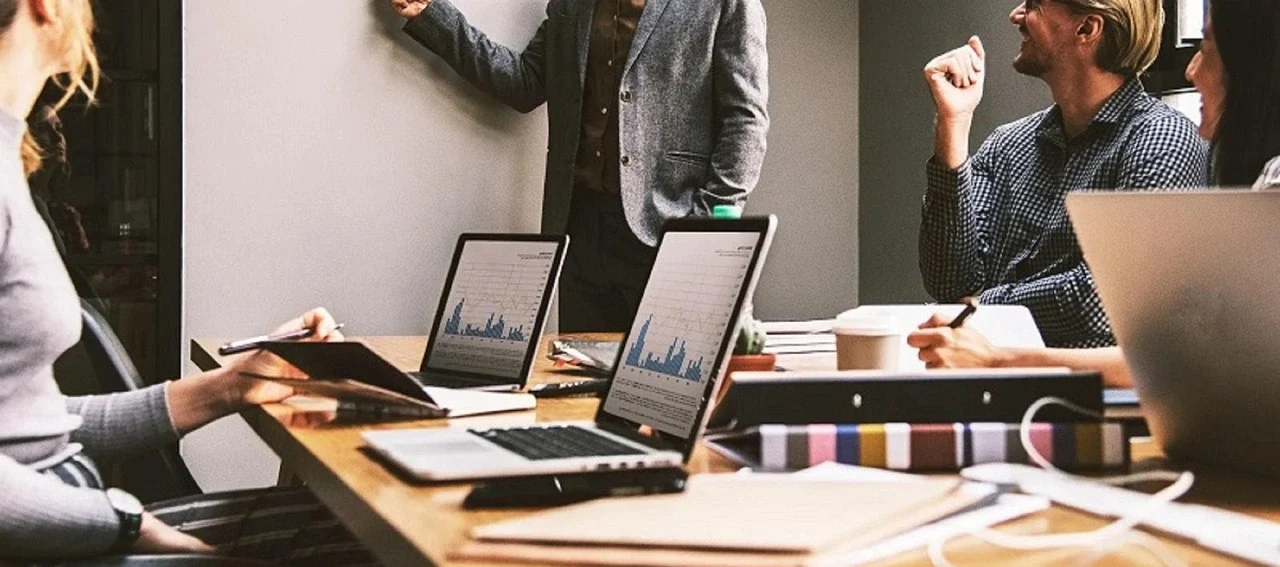 Découvrez nos formations pour maîtriser Microsoft 365, intégrer l’intelligence artificielle et renforcer la cybersécurité de votre entreprise. Formez-vous aux défis numériques d’aujourd’hui !